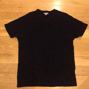 Men’s navy T-shirt.